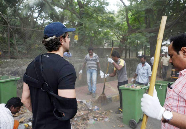 स्वच्छ भारत के लिए रितिक ने भी उठाई झाड़ू