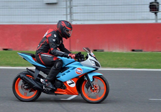 रेसिंग ट्रैक पर 'बाइकर' धोनी का जलवा