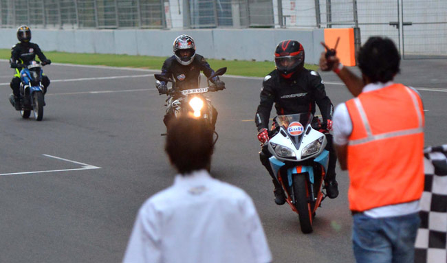 रेसिंग ट्रैक पर 'बाइकर' धोनी का जलवा