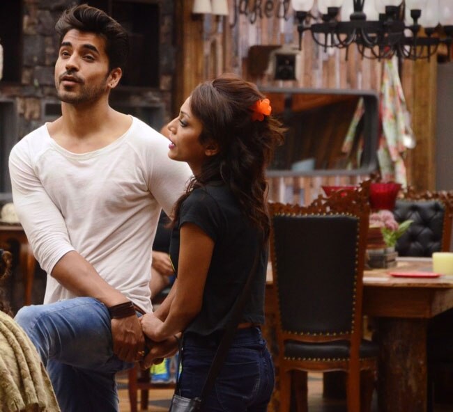 बिग बॉस-8: आज सोनाली के साथ पूल में बॉल डांस करेंगे उपेन