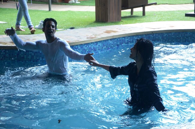 बिग बॉस-8: आज सोनाली के साथ पूल में बॉल डांस करेंगे उपेन