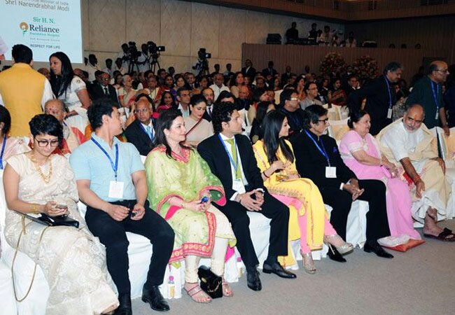 PM संग सेल्फी खिंचाने के लिए सितारों में लगी होड़