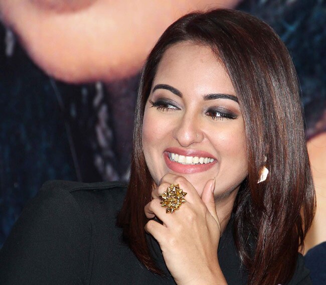 'एक्शन जैक्सन' के प्रमोशन में नए अवतार में सोनाक्षी ने दिए दर्शन