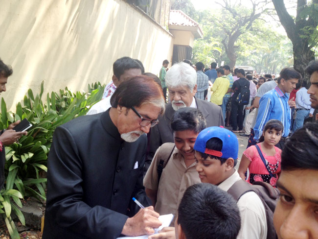 अमिताभ बच्‍चन ने जन्‍मदिन के दिन कुर्ता-पजामा पहन फैन्‍स को कहा शुक्रिया