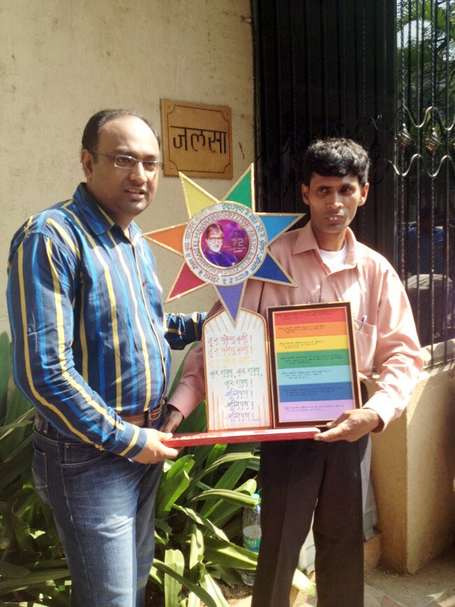 अमिताभ बच्‍चन ने जन्‍मदिन के दिन कुर्ता-पजामा पहन फैन्‍स को कहा शुक्रिया