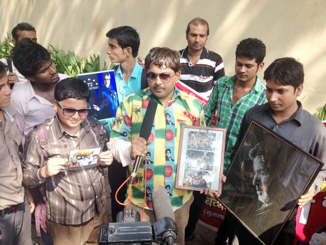 अमिताभ बच्‍चन ने जन्‍मदिन के दिन कुर्ता-पजामा पहन फैन्‍स को कहा शुक्रिया