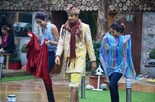 Bigg Boss 8: सोनाली और उपेन की हंगामेदार 'शादी'