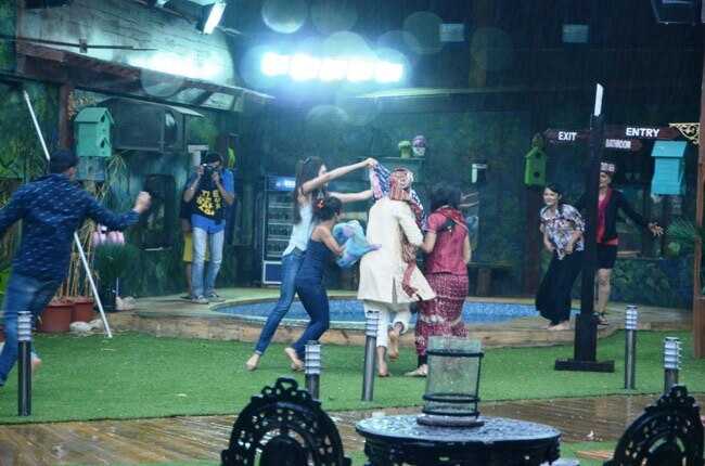 Bigg Boss 8: सोनाली और उपेन की हंगामेदार 'शादी'