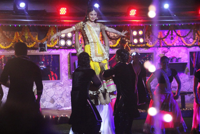 Bigg Boss 8: गुत्‍थी-पलक के साथ घरवालों ने मनाया दिवाली का जश्‍न