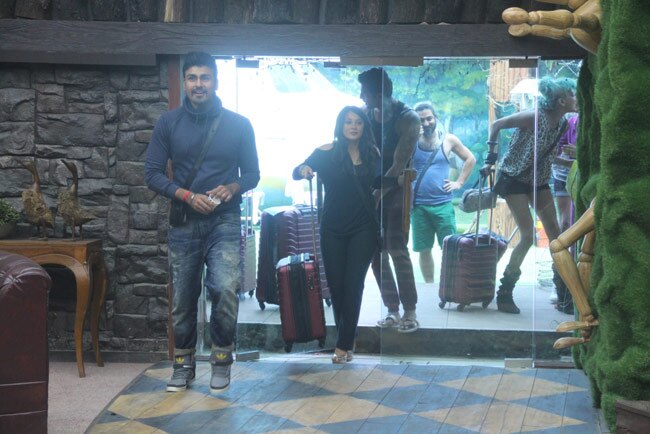 Bigg Boss 8: लग्‍जरी घर में मिला दीशिखा की टीम को प्रवेश