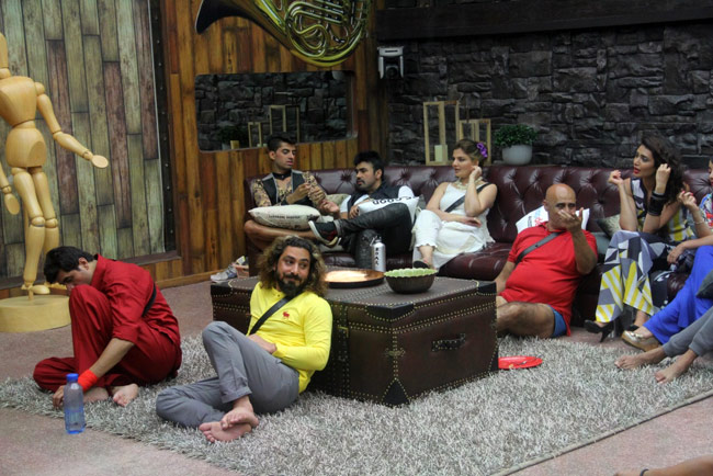 Bigg Boss 8: घर में पड़ी फूट, सोनाली राउत की हुई वापसी