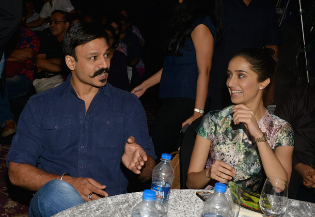 शाहिद, श्रद्धा, तब्‍बू, इरफान ने लॉन्‍च किया विशाल भारद्वाज की किताब