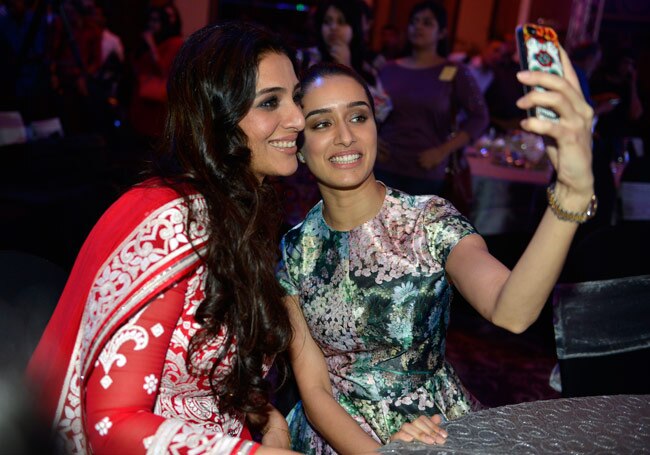 शाहिद, श्रद्धा, तब्‍बू, इरफान ने लॉन्‍च किया विशाल भारद्वाज की किताब