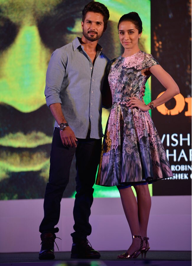 शाहिद, श्रद्धा, तब्‍बू, इरफान ने लॉन्‍च किया विशाल भारद्वाज की किताब