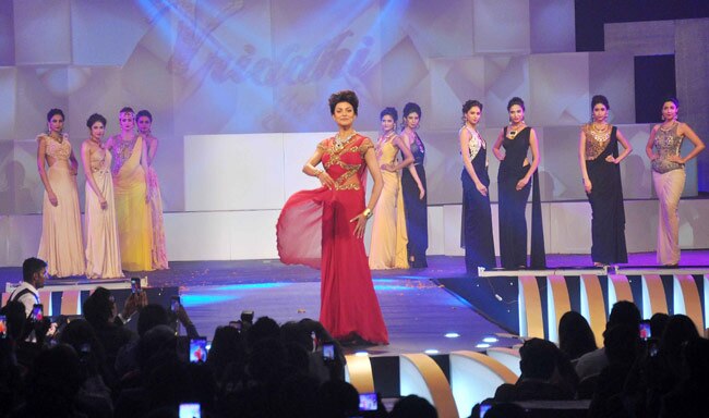 IBJA अवॉर्ड: श्रद्धा, हुमा, अदिति और सुष्मिता ने रैंप पर बिखेरा जलवा