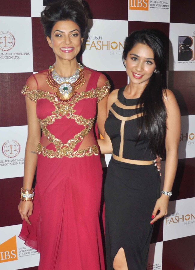 IBJA अवॉर्ड: श्रद्धा, हुमा, अदिति और सुष्मिता ने रैंप पर बिखेरा जलवा