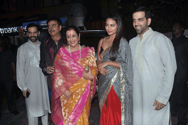 देखिए बॉलीवुड सितारों का दिवाली सेलिब्रेशन