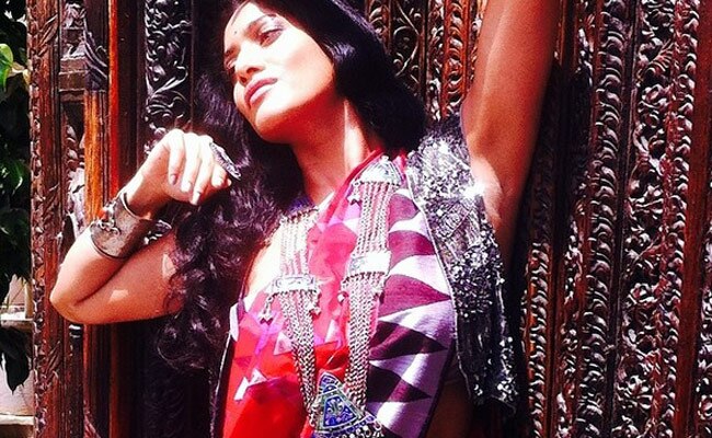 देखें फिल्म 'रोर' की एक्‍ट्रेस हिमार्षा वेंकटसामी की बोल्‍ड तस्‍वीरें