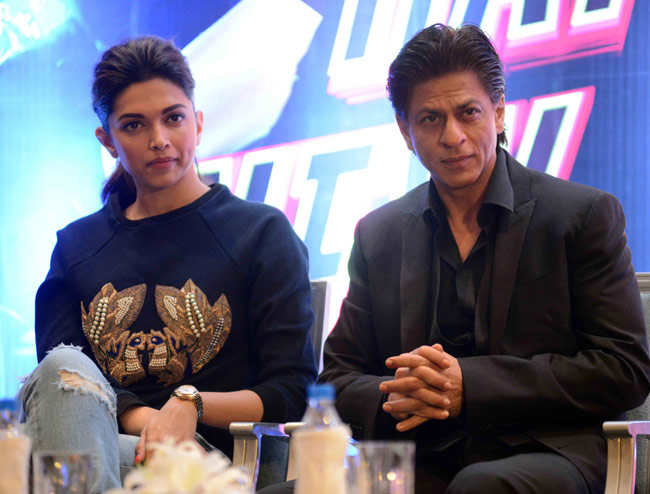 जब प्रमोशन के लिए दिल्‍ली पहुंची 'हैप्‍पी न्‍यू ईयर' की टीम