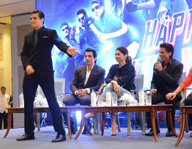 जब प्रमोशन के लिए दिल्‍ली पहुंची 'हैप्‍पी न्‍यू ईयर' की टीम