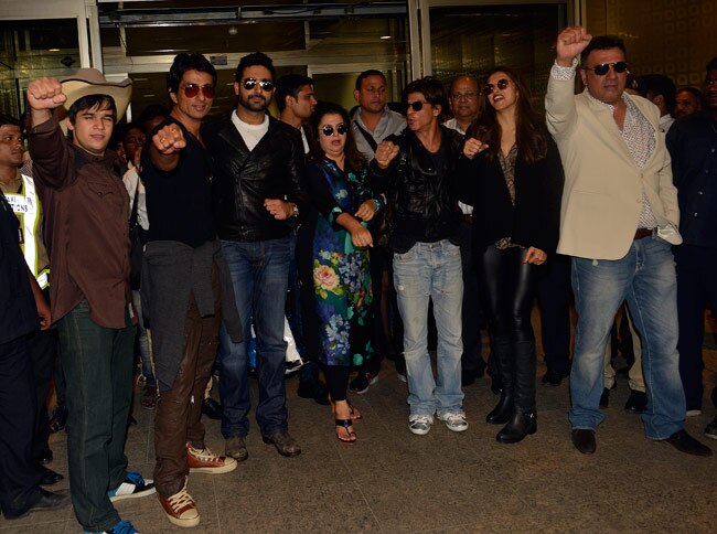 विदेश में 'हैप्‍पी न्‍यू ईयर' का प्रमोशन कर भारत लौटे सितारे