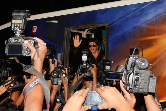 विदेश में 'हैप्‍पी न्‍यू ईयर' का प्रमोशन कर भारत लौटे सितारे