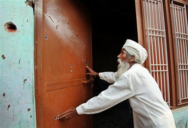 तस्‍वीरें: पाकिस्‍तानी गोलीबारी में तबाह हुआ भारतीय गांव