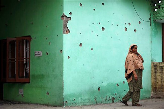 तस्‍वीरें: पाकिस्‍तानी गोलीबारी में तबाह हुआ भारतीय गांव