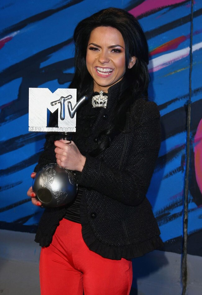 मिलिए रोमानियन सिंगिंग स्टार इना से