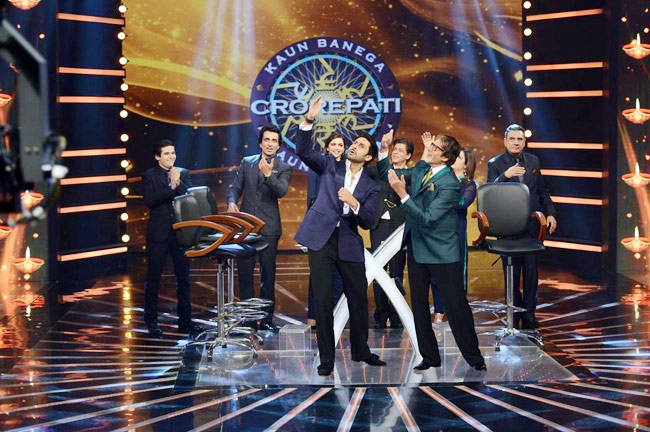 शाहरुख, दीपिका, एकता, अभिषेक ने KBC सेट पर किया 'हैप्‍पी न्‍यू ईयर' का प्रमोशन