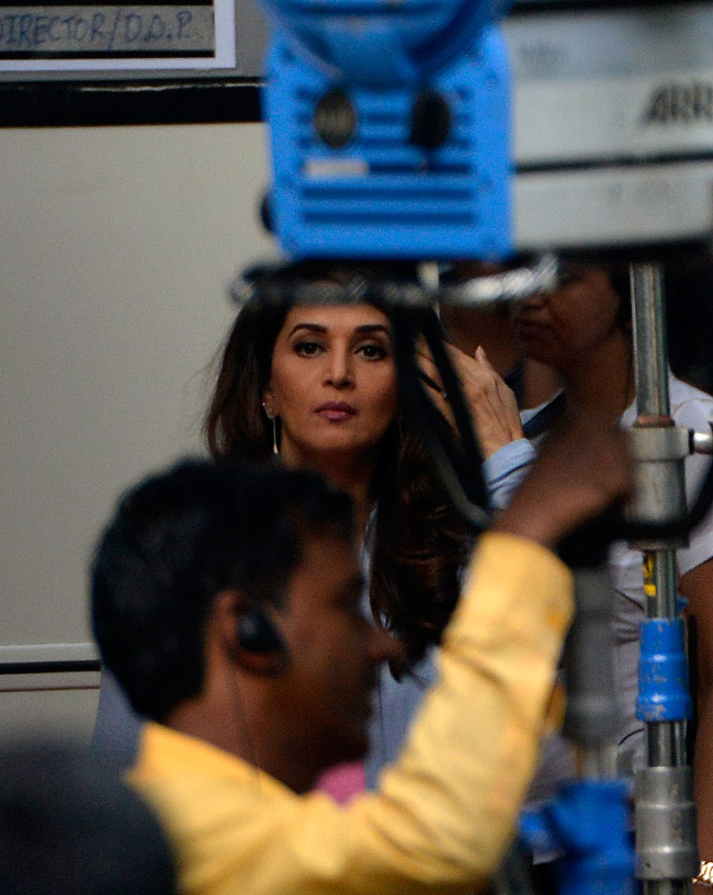 ...जब छुपते-छुपाते घर से बाहर निकले सैफ-करीना, जेनेलिया-रितेश