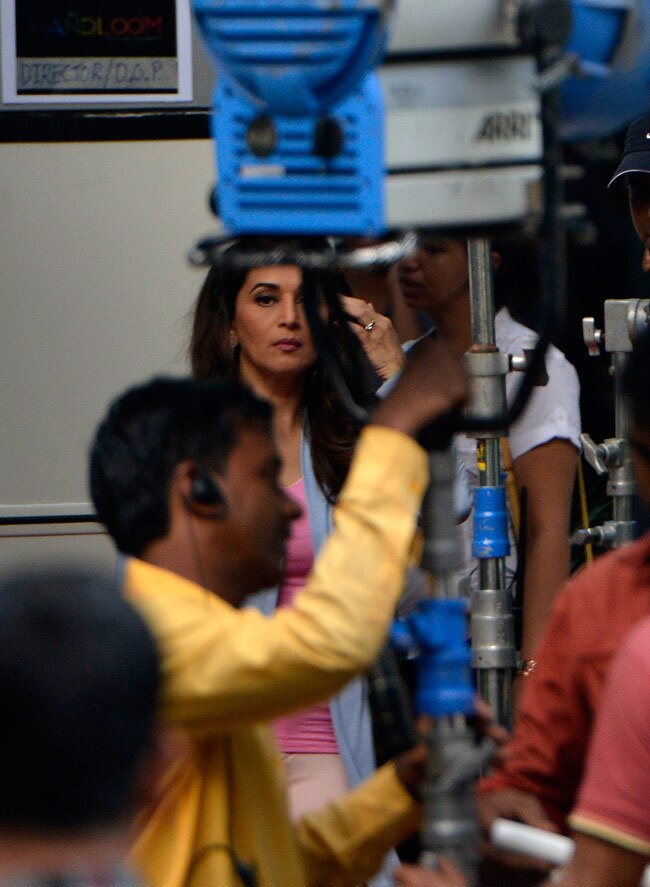 ...जब छुपते-छुपाते घर से बाहर निकले सैफ-करीना, जेनेलिया-रितेश