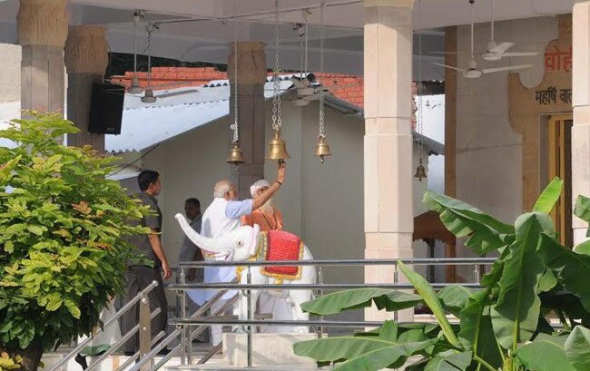 PM नरेंद्र मोदी ने लगाई झाड़ू, उठाया कूड़ा