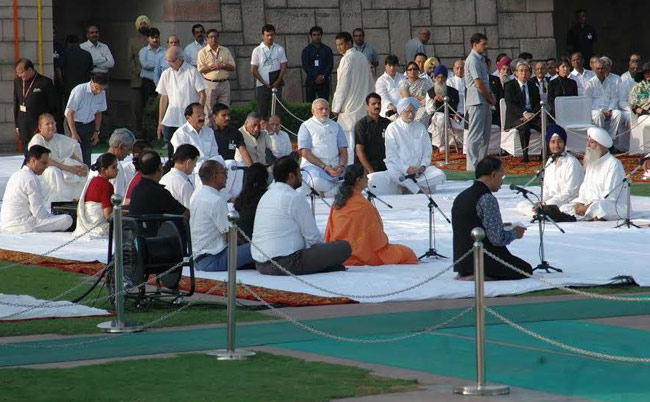 PM नरेंद्र मोदी ने लगाई झाड़ू, उठाया कूड़ा