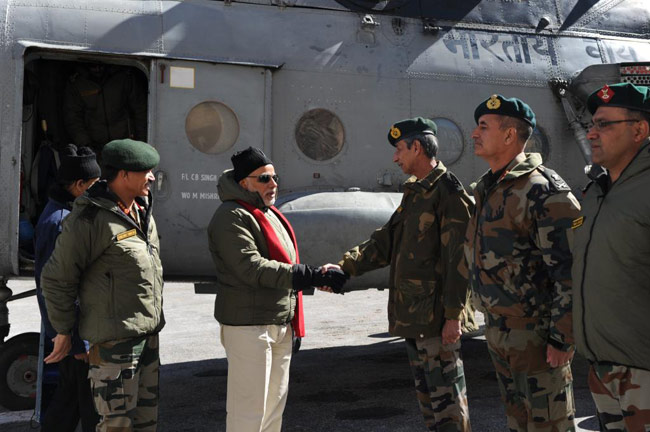 मोदी ने सियाचिन में जवानों के साथ बांटी दिवाली की मिठाई