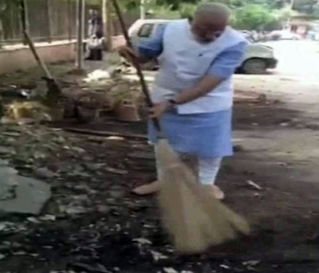 PM नरेंद्र मोदी ने लगाई झाड़ू, उठाया कूड़ा
