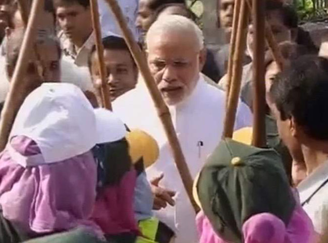 PM नरेंद्र मोदी ने लगाई झाड़ू, उठाया कूड़ा