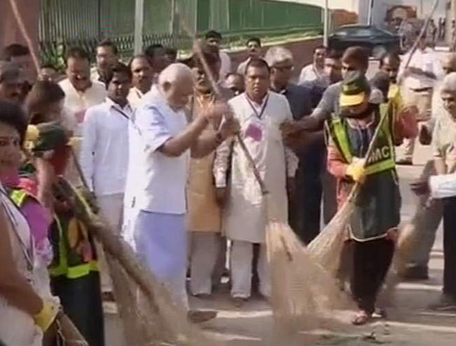 PM नरेंद्र मोदी ने लगाई झाड़ू, उठाया कूड़ा