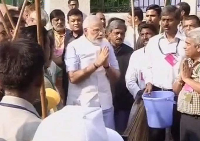 PM नरेंद्र मोदी ने लगाई झाड़ू, उठाया कूड़ा