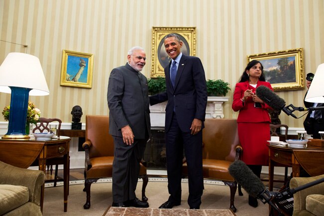 गर्मजोशी से मिले दो सबसे बड़े लोकतंत्र के नायक