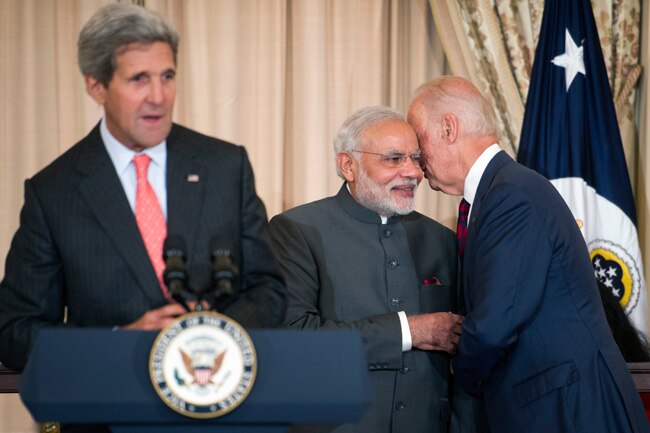 गर्मजोशी से मिले दो सबसे बड़े लोकतंत्र के नायक