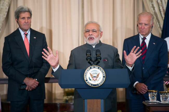 गर्मजोशी से मिले दो सबसे बड़े लोकतंत्र के नायक