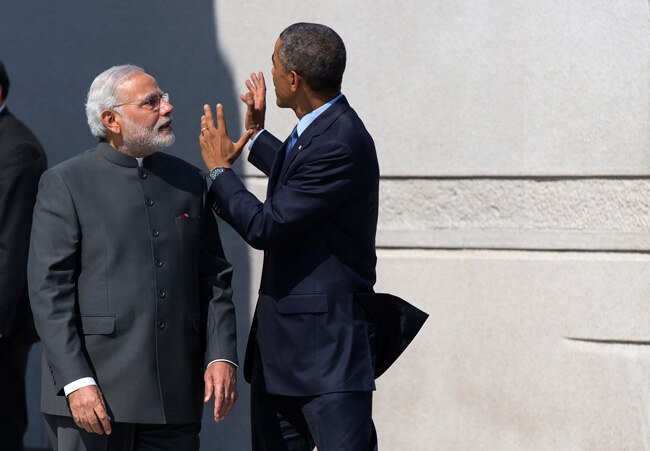 गर्मजोशी से मिले दो सबसे बड़े लोकतंत्र के नायक