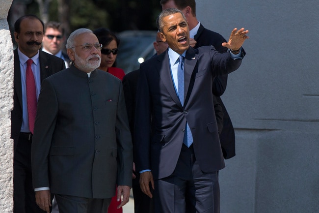 गर्मजोशी से मिले दो सबसे बड़े लोकतंत्र के नायक