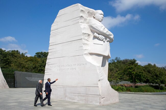 गर्मजोशी से मिले दो सबसे बड़े लोकतंत्र के नायक