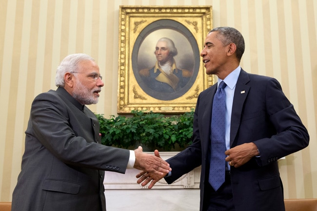 गर्मजोशी से मिले दो सबसे बड़े लोकतंत्र के नायक