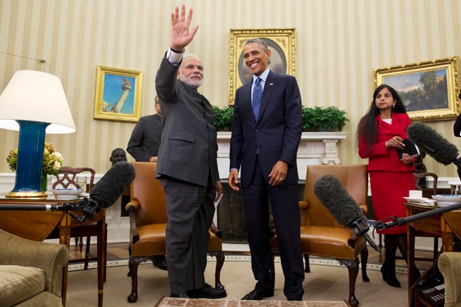 गर्मजोशी से मिले दो सबसे बड़े लोकतंत्र के नायक