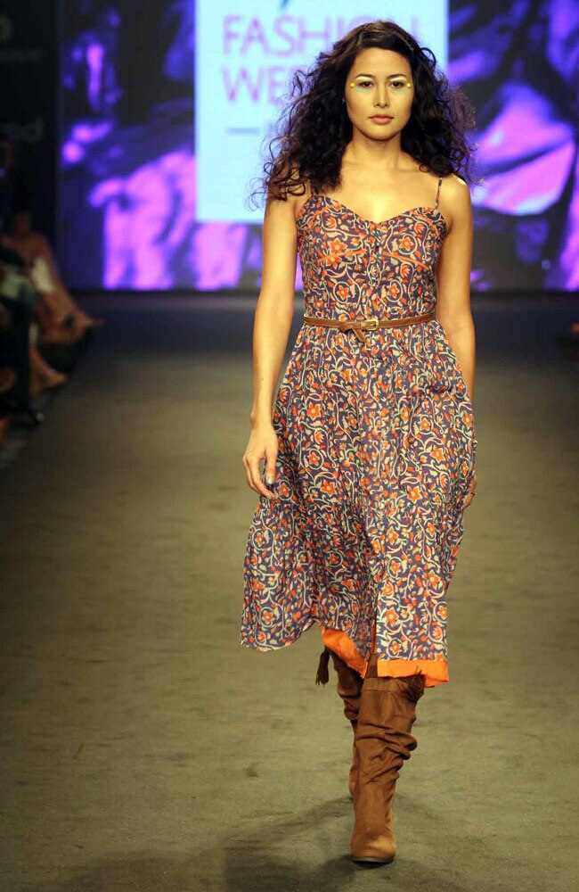 रैंप पर दीया मिर्जा, कल्कि और सुष्मिता सेन के जलवे