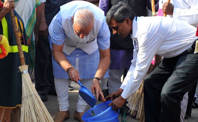 PM नरेंद्र मोदी ने लगाई झाड़ू, उठाया कूड़ा