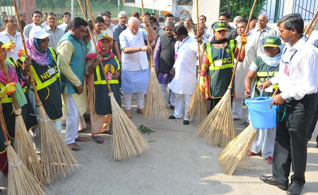 PM नरेंद्र मोदी ने लगाई झाड़ू, उठाया कूड़ा